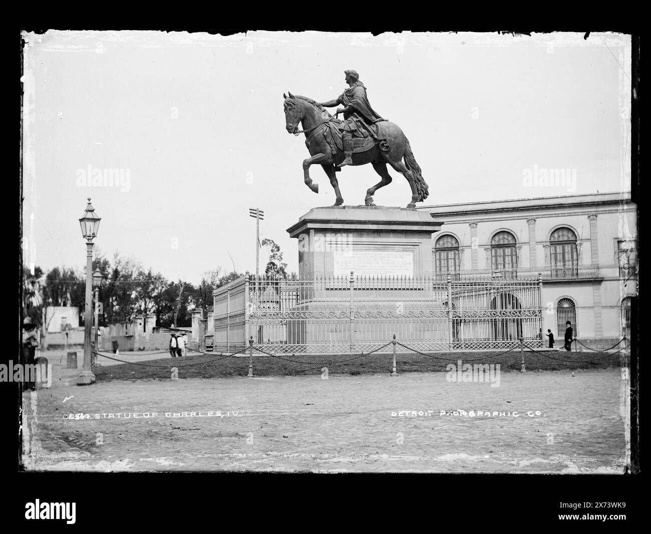 Statue of Charles IV., Attribution to Jackson based on Catalogue of the W. H. Jackson Views (1898)., Detroit Publishing Co. No. X 8564., Geschenk; State Historical Society of Colorado; 1949, Charles IV, König von Spanien, 1748-1819, Statuen. , Skulptur. , Mexiko, Mexiko-Stadt. Stockfoto