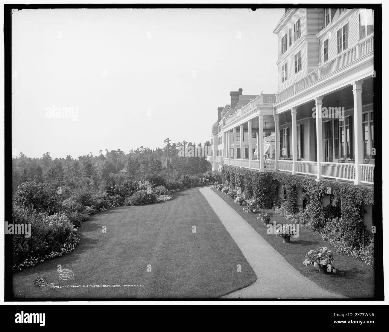 Ostfront und Blumenbeete, Hotel Champlain, N.Y., '3610' auf negativ. Detroit Publishing Co.-Nr. 019783., Geschenk; State Historical Society of Colorado; 1949, Resorts. , Hotels. , Gärten. , Usa, New York (Bundesstaat), Bluff Point. Stockfoto