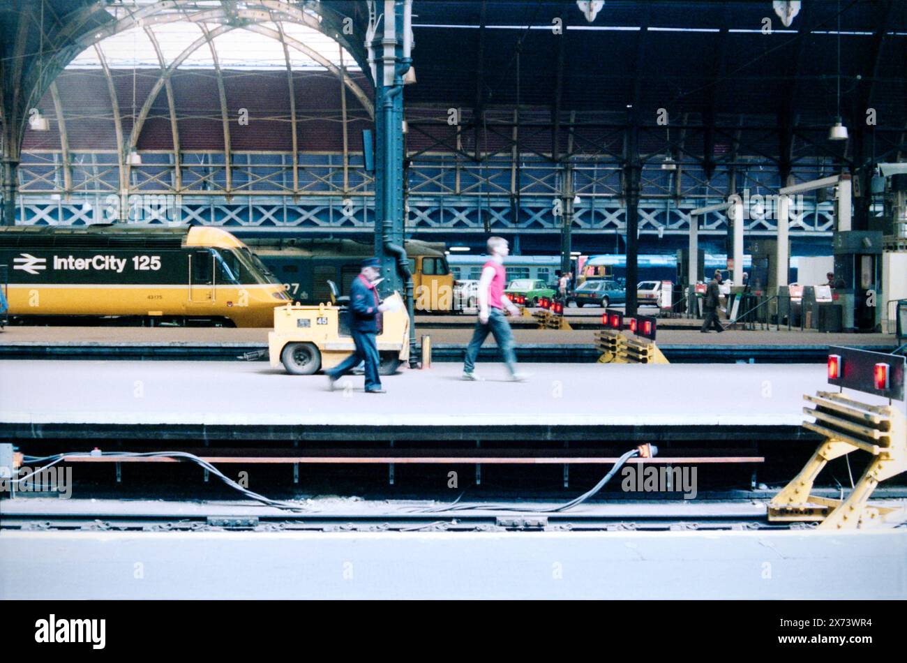 Paddington Station im Jahr 1985, mit British Rail Intercity 125 HST Dieselzug - Klasse 43 Hochgeschwindigkeitszug-Triebwagen in originalem blau-gelbem Design. Bahnhof London Paddington in den 1980er Jahren Dieselfahrzeuge mit Autos auf den Plattformbereichen. Stockfoto