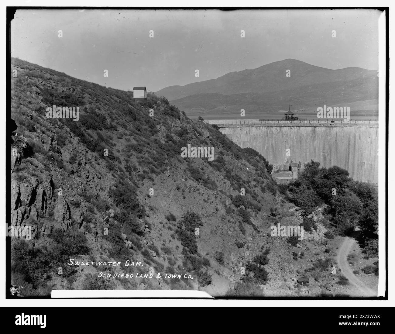 Sweetwater Dam, San Diego Land & Town Co., No Detroit Publishing Co. No., Gift; State Historical Society of Colorado; 1949, San Diego Land and Town Company. Scheiße. , Berge. , Usa, Kalifornien, Sweetwater Dam. Stockfoto