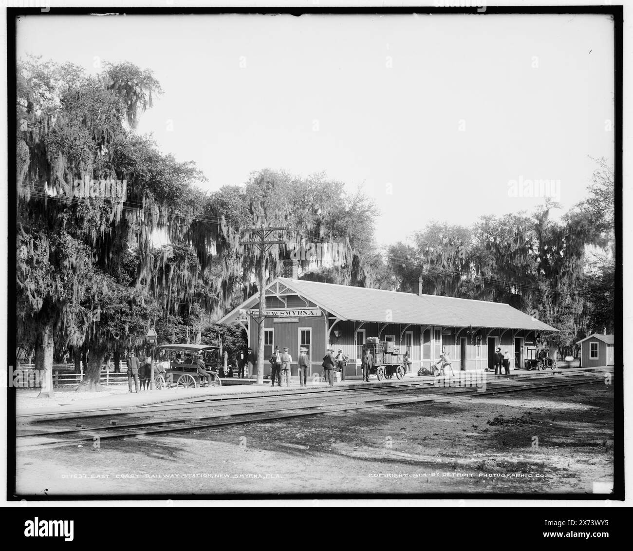 East Coast Railway Station, New Smyrna, Fla., '213' auf negativ. Detroit Publishing Co.-Nr. 017637., Geschenk; State Historical Society of Colorado; 1949, Railroad Stations. , Usa, Florida, New Smyrna Beach. Stockfoto