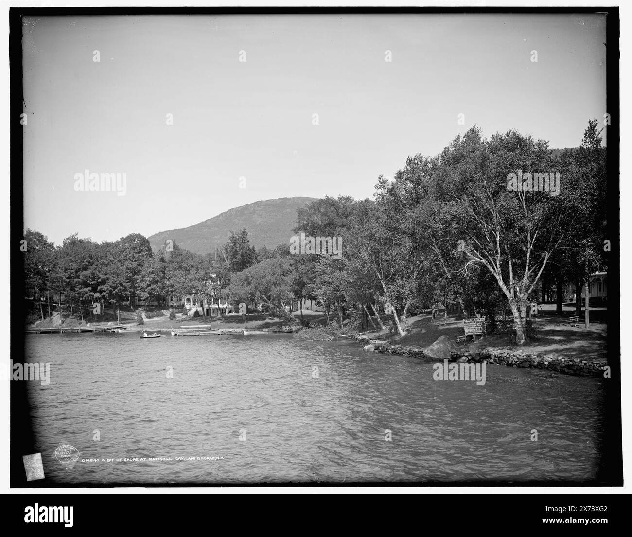 Ein Stück Küste bei Kattskill Bay, Lake George, New York, '3526' auf negativ, Detroit Publishing Co. Nein 019840., Geschenk; State Historical Society of Colorado; 1949, Waterfronts. , Usa, New York (Bundesstaat), George, Lake. , Usa, New York (Bundesstaat), Kattskill Bay. Stockfoto