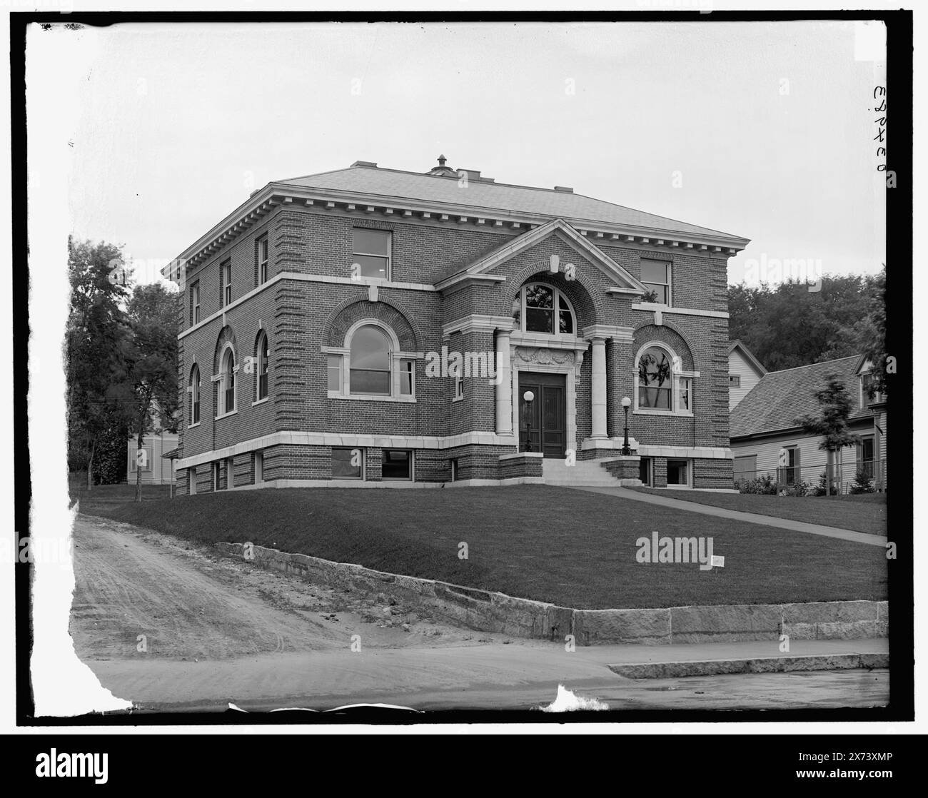 Public Library, Littleton, N.H., Titel aus Jackett, '4329' auf negativ. Detroit Publishing Co.-Nr. 034983., Geschenk; State Historical Society of Colorado; 1949, Bibliotheken. , Usa, New Hampshire, Littleton. Stockfoto