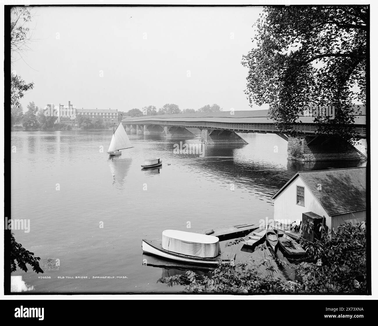 Alte Mautbrücke, Springfield, Mass., '4135' auf negativ. Detroit Publishing Co.-Nr. 070538., Geschenk; State Historical Society of Colorado; 1949, überdachte Brücken. , Mautbrücken. , Flüsse. , Usa, Massachusetts, Springfield. Stockfoto