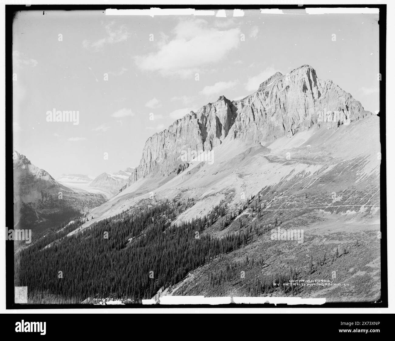 Wapta Peak und Yoho Trail vom Burgess Pass, British Columbia, korrekte Bildsequenz der Videodisc ist 1A-06462, 06461., '1006 A' auf linksem negativ; '1007 A' auf rechtem negativ., Detroit Publishing Co.-Nr. 010679., Gift; State Historical Society of Colorado; 1949, Trails & Pfade. , Berge. , Pässe (Landformen), Nationalparks und Reservate. Kanada, British Columbia, Wapta Mountain. Kanada, British Columbia, Yoho National Park. Kanada, Rocky Mountains Stockfoto
