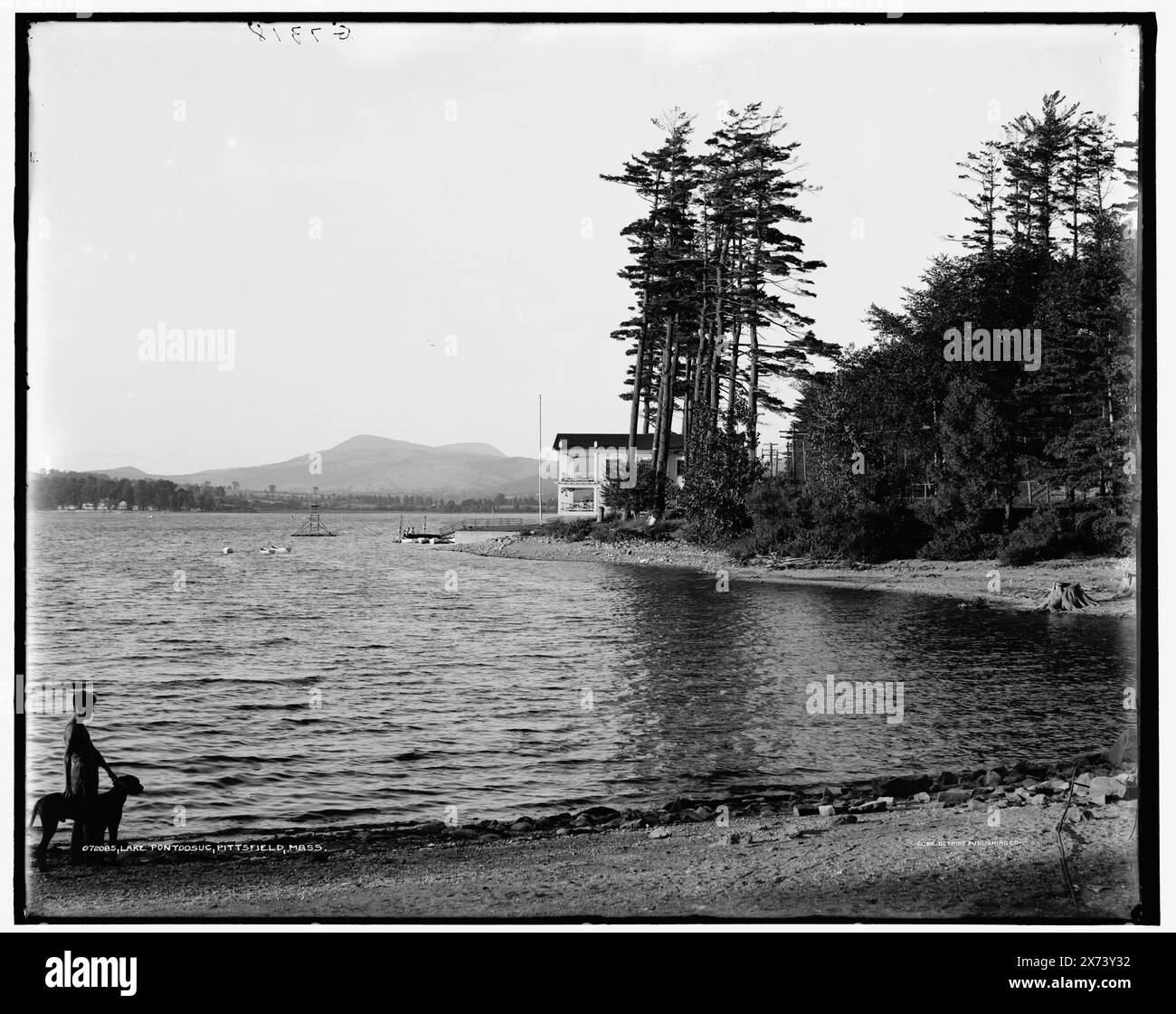 Lake Pontoosuc, Pittsfield, Mass., 'G 7318' auf negativ., Detroit Publishing Co.-Nr. 072085., Gift; State Historical Society of Colorado; 1949, Lakes & Ponds. , Uferpromenade. , Usa, Massachusetts, Pittsfield. , Usa, Massachusetts, Pontoosuc Lake. Stockfoto