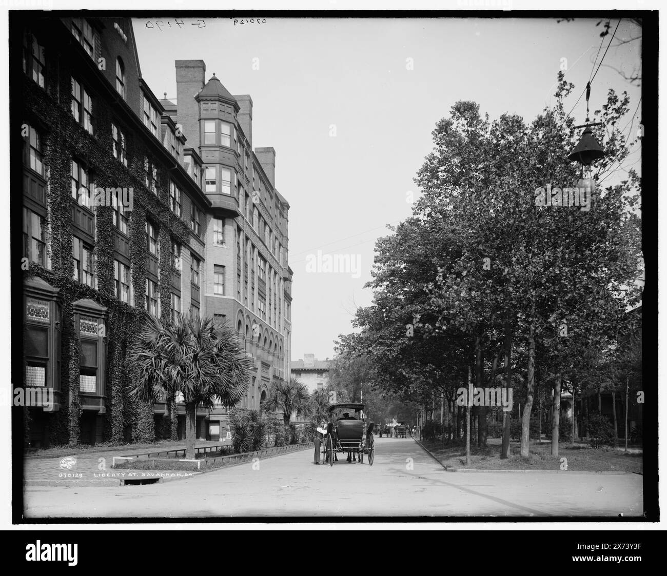 Liberty St. Street, Savannah, Ga., entsprechende Glastransparenz (mit demselben Seriencode) auf Videobildschirm 1A-30898., 'G 4190' auf negativ und Transparent., Detroit Publishing Co.-Nr. 070129., Geschenk; State Historical Society of Colorado; 1949, Streets. , Kommerzielle Einrichtungen. , Usa, Georgia, Savannah. Stockfoto