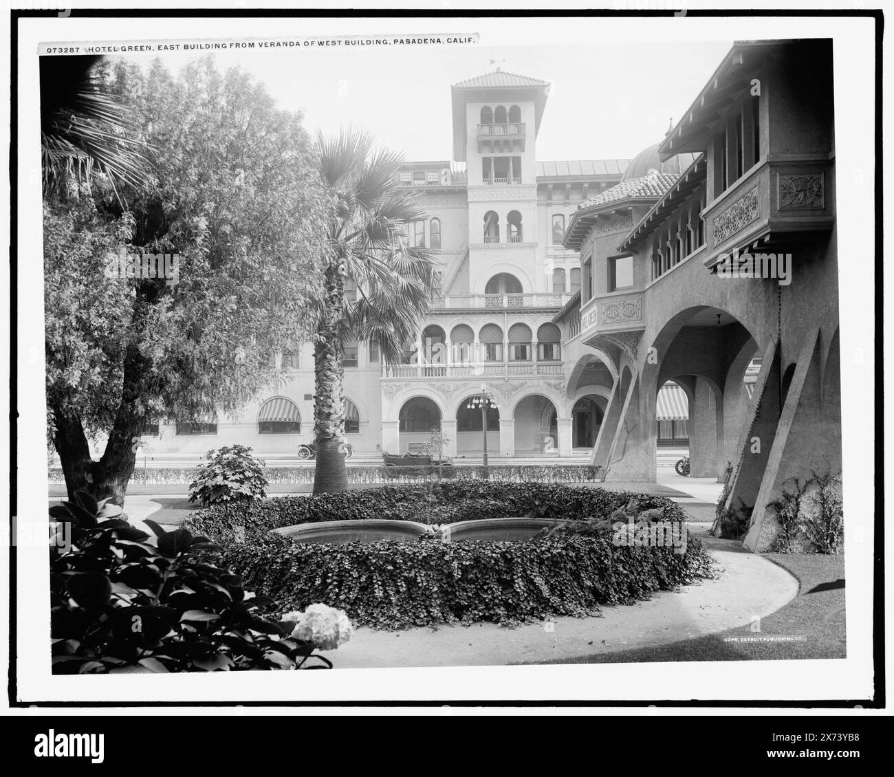 Hotel Green, Ostgebäude, von der Veranda des Westgebäudes, Pasadena, Kalifornien, Detroit Publishing Co.-Nr. 073287., Geschenk; State Historical Society of Colorado; 1949, Hotels. , Innenhöfe. , Usa, Kalifornien, Pasadena. Stockfoto
