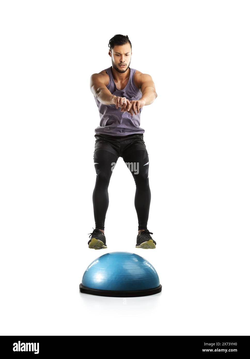 Studio, Fitness und Mann mit Sprunggeräten für Gleichgewichtsübungen, Ausdauer und Workout. Cardio, Training und Person mit bosu Ball für Stabilität Stockfoto
