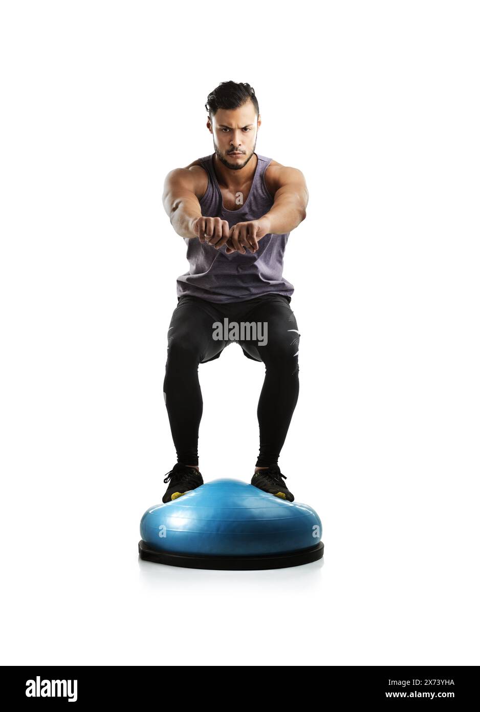 Studio, Fitness und Porträt des Mannes mit Geräten für Gleichgewichtstraining, Stabilität und Workout. Cardio, Training und Person mit bosu Ball für Stockfoto