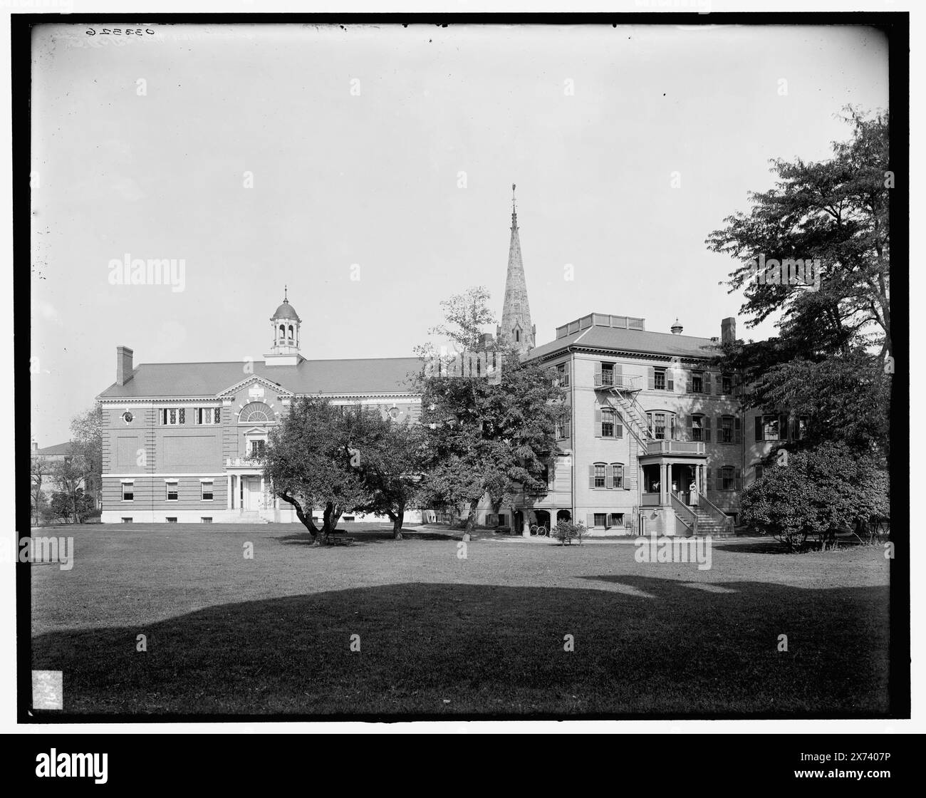 Radcliffe College, Gymnasium & Fay House, Cambridge, Mass., Titel aus Jacke., '1643' auf negativ. Detroit Publishing Co.-Nr. 033326., Geschenk; State Historical Society of Colorado; 1949, Universities & Colleges. , Bildungseinrichtungen. , Frauen, Bildung. , Fitnessräume. , Usa, Massachusetts, Cambridge. Stockfoto