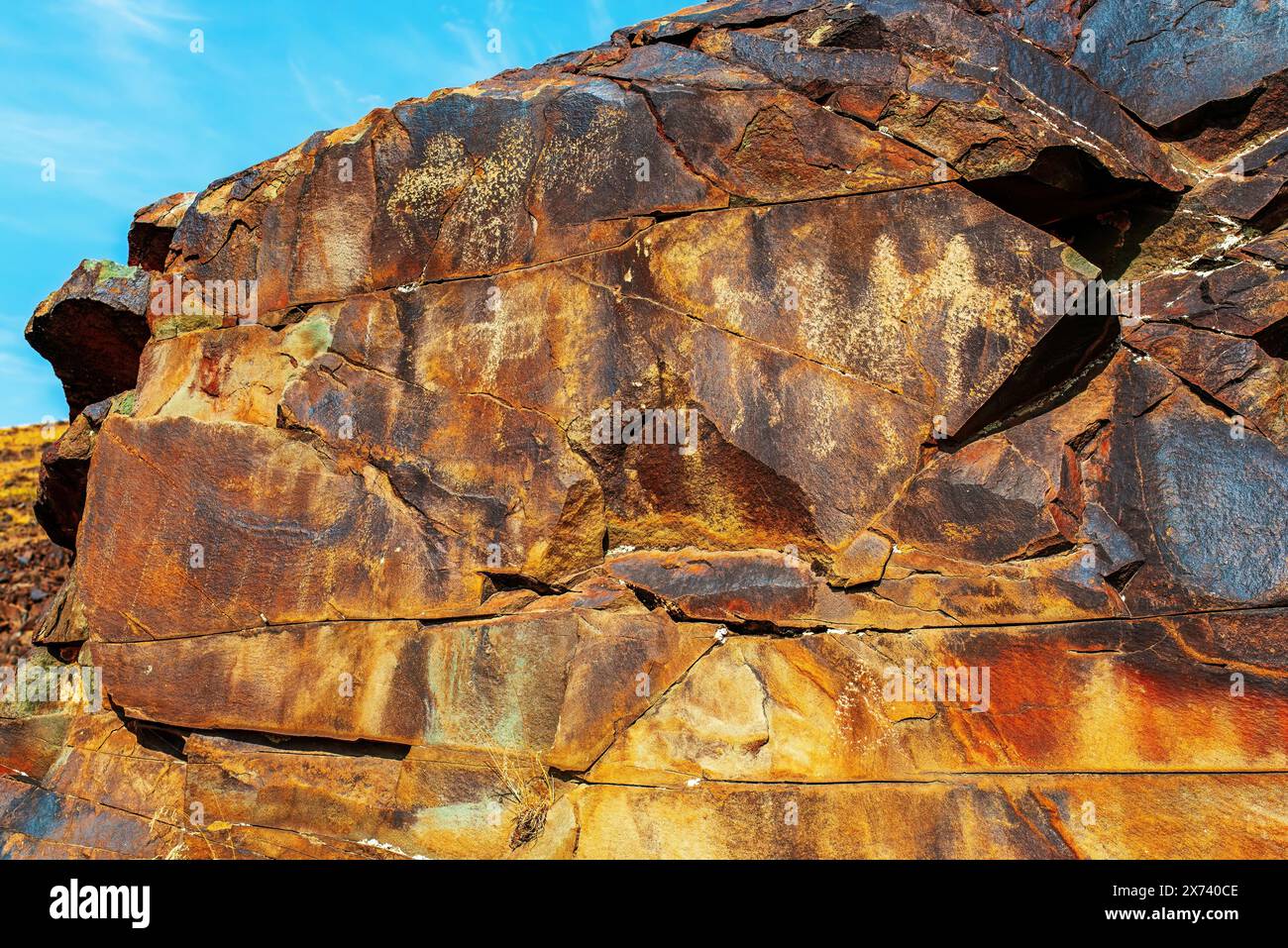 Antike Felsmalereien in der Karasay-Schlucht, Taraz, Zhambyl-Region, Kasachstan. Petroglyphen Bronzezeit- und Eisenzeit-Felskunst Stockfoto