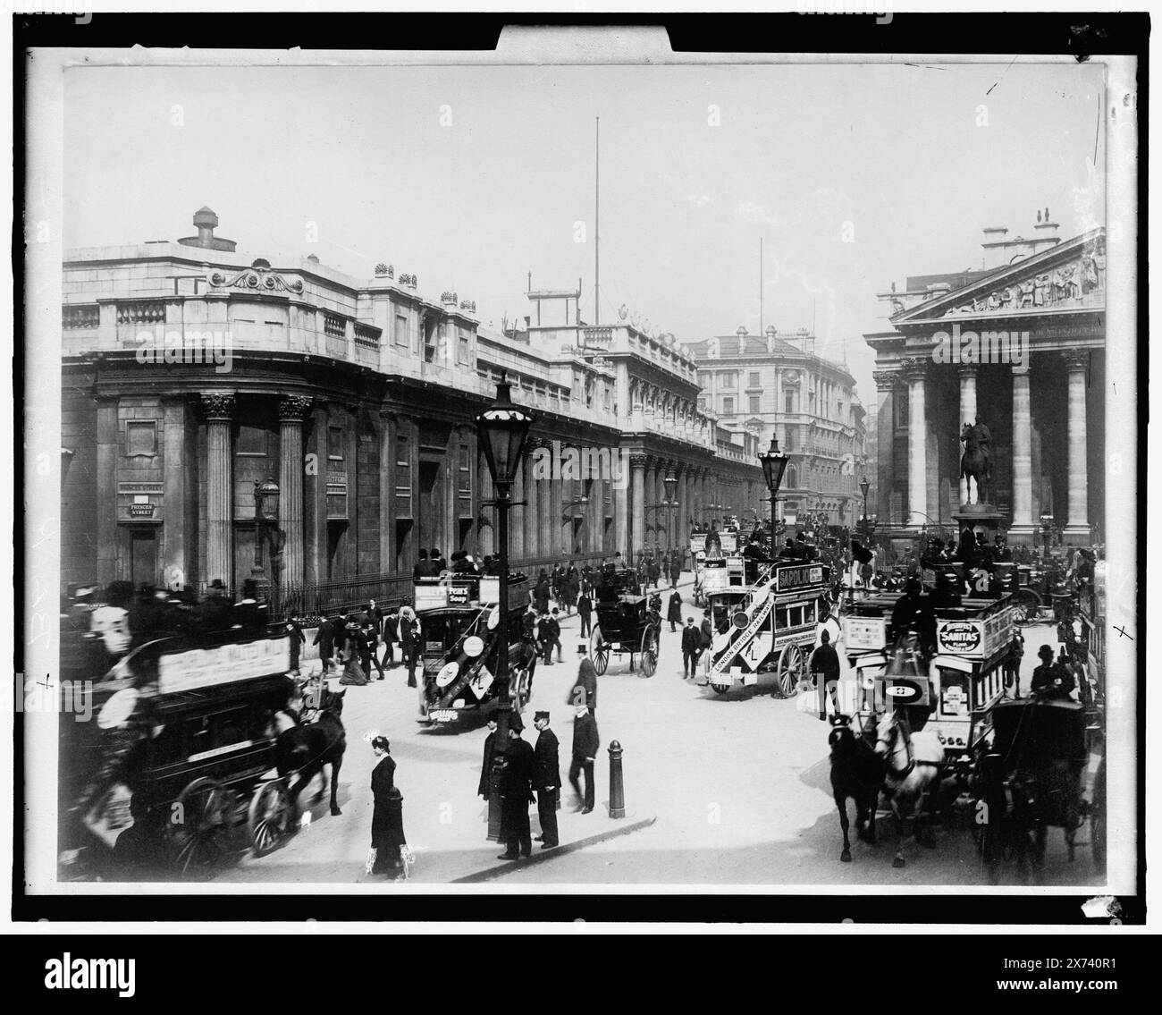 Bank of England (links) und Royal Exchange (rechts), London, England, Titel entworfen von R. Costin, 2007., Princes Street am Gebäude; Schild „London Bridge Railway“ am Bus. No. Detroit Publishing Co. No., Gift; State Historical Society of Colorado; 1949, Streets. , Busse. , Kommerzielle Einrichtungen. , England, London. Stockfoto