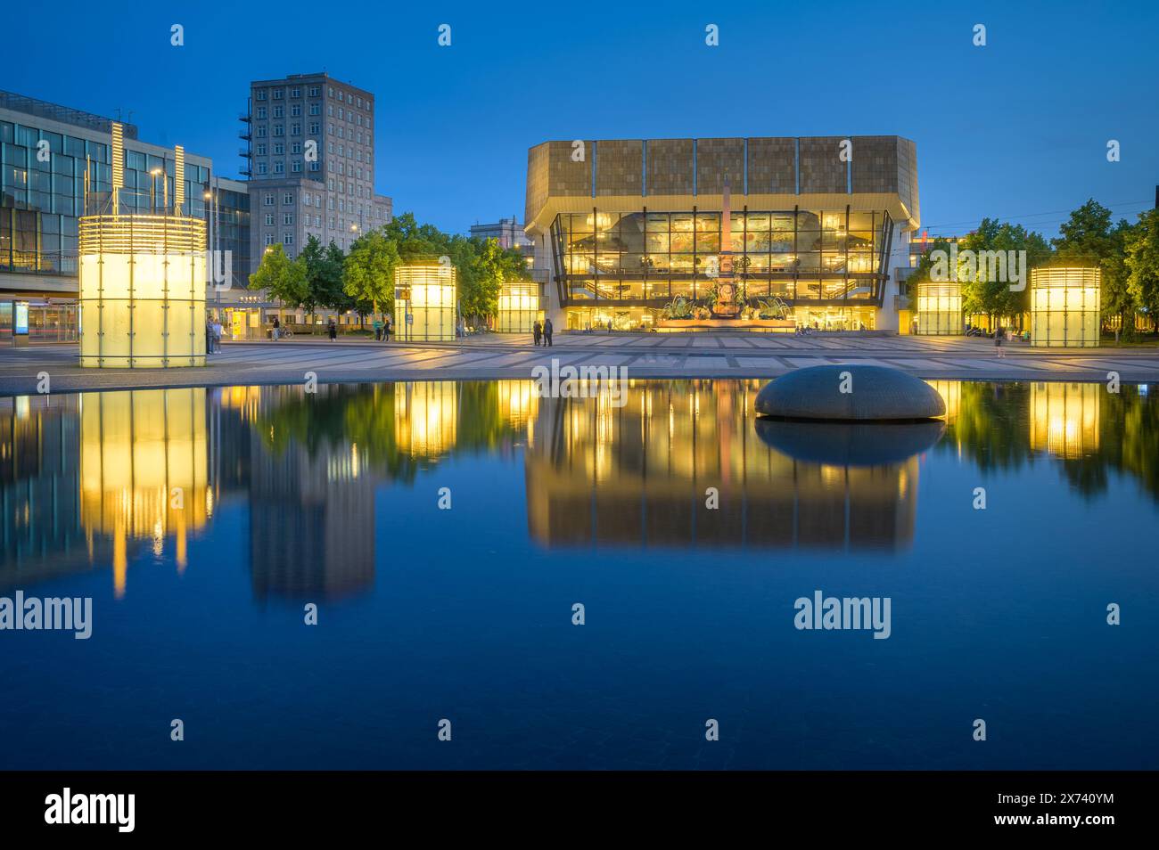 Blick auf den Augustusplatz in Leipzig mit dem Gewandhaus an einem lauen Sommerabend Stockfoto