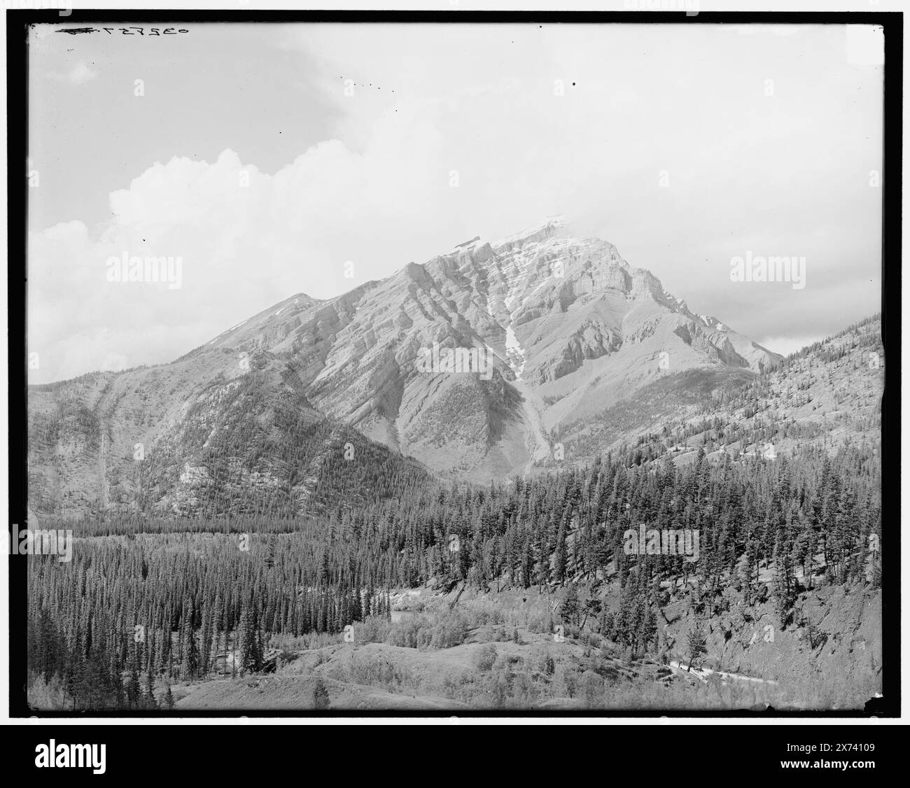 Cascade Mt., Alberta, Kanada, Titel aus Jacke., '946 A' auf negativ. Detroit Publishing Co.-Nr. 032857., Geschenk; State Historical Society of Colorado; 1949, Nationalparks & Reserves. , Berge. Kanada, Alberta, Cascade Mountain. Kanada, Alberta, Banff National Park. Stockfoto