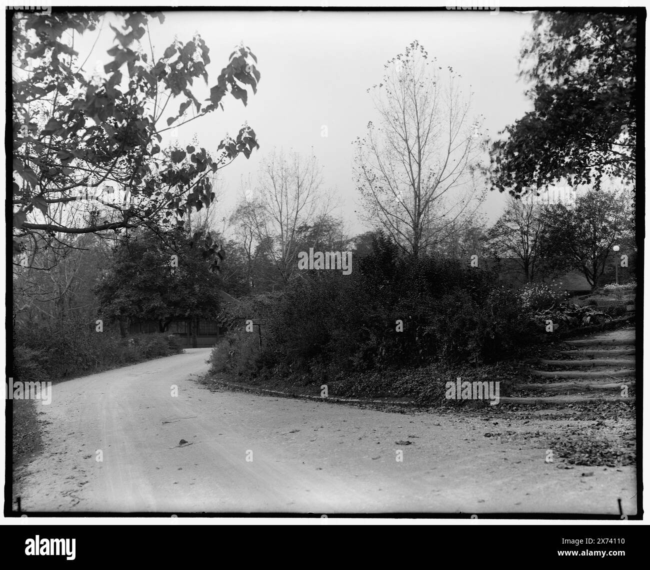 Auffahrt im Reservoir Park, Harrisburg, Pa., Titel von Jacke., Detroit Publishing Co.-Nr. 500945., Geschenk; State Historical Society of Colorado; 1949, Parks. , Straßen. , Usa, Pennsylvania, Harrisburg. Stockfoto