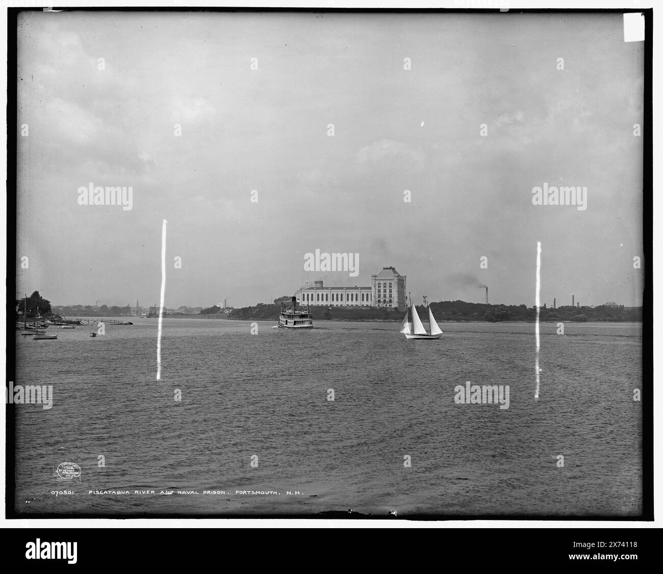 Piscataqua River and Marinefans, Portsmouth, N.H., d. h. Kittery, Maine, '4271' auf negativ. Detroit Publishing Co.-Nr. 070501., Geschenk; State Historical Society of Colorado; 1949, Rivers. , Gefängnisse. , Marinehäfen & Marinestationen. , Usa, Maine, Kittery. , Usa, New Hampshire, Piscataqua River. , Usa, Maine, Piscataqua River. Stockfoto