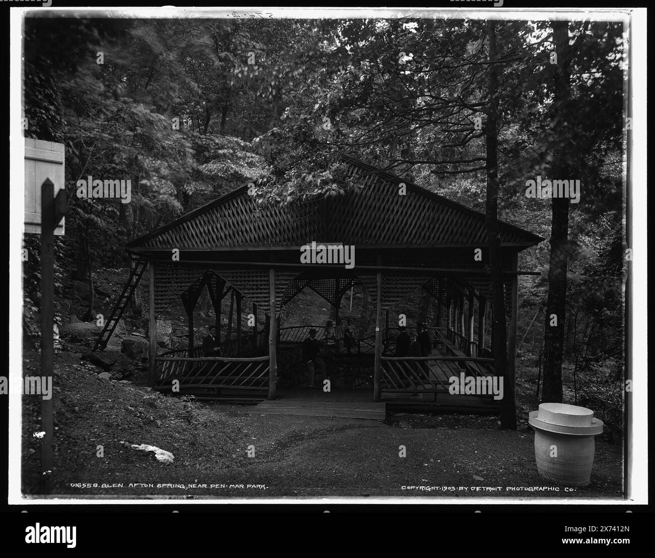 Glen Afton Spring, in der Nähe des Penn Mar sic Park, Wegweiser: Glen Afton Springs and Blue Mountain Pool., '874-G' on Transparency., Detroit Publishing Co.-Nr. 016558., Geschenk; State Historical Society of Colorado; 1949, Springs. , Landschaftspavillons. , Usa, Maryland, Pen Mar. Stockfoto