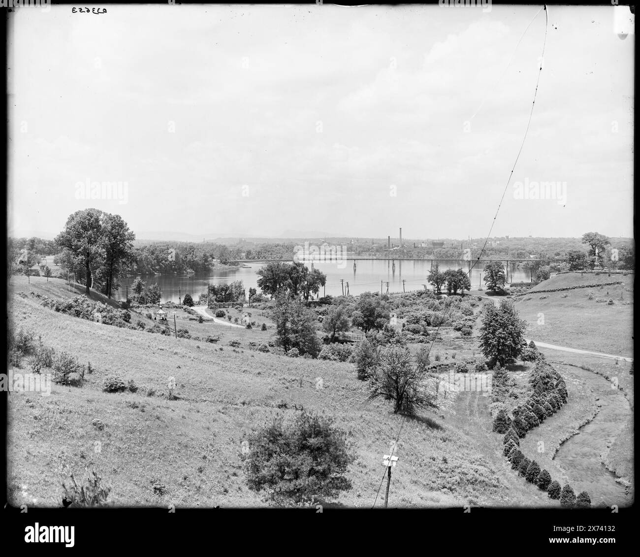 Springfield, Mass., Connecticut River und City aus Forest Park, Titel aus Jacke., negativ quer in der Hälfte gebrochen; nur eine Hälfte ist in Jacke. Detroit Publishing Co.-Nr. 033653., Geschenk; State Historical Society of Colorado; 1949, Rivers. , Parks. , Usa, Massachusetts, Springfield. , Usa, Connecticut River. Stockfoto
