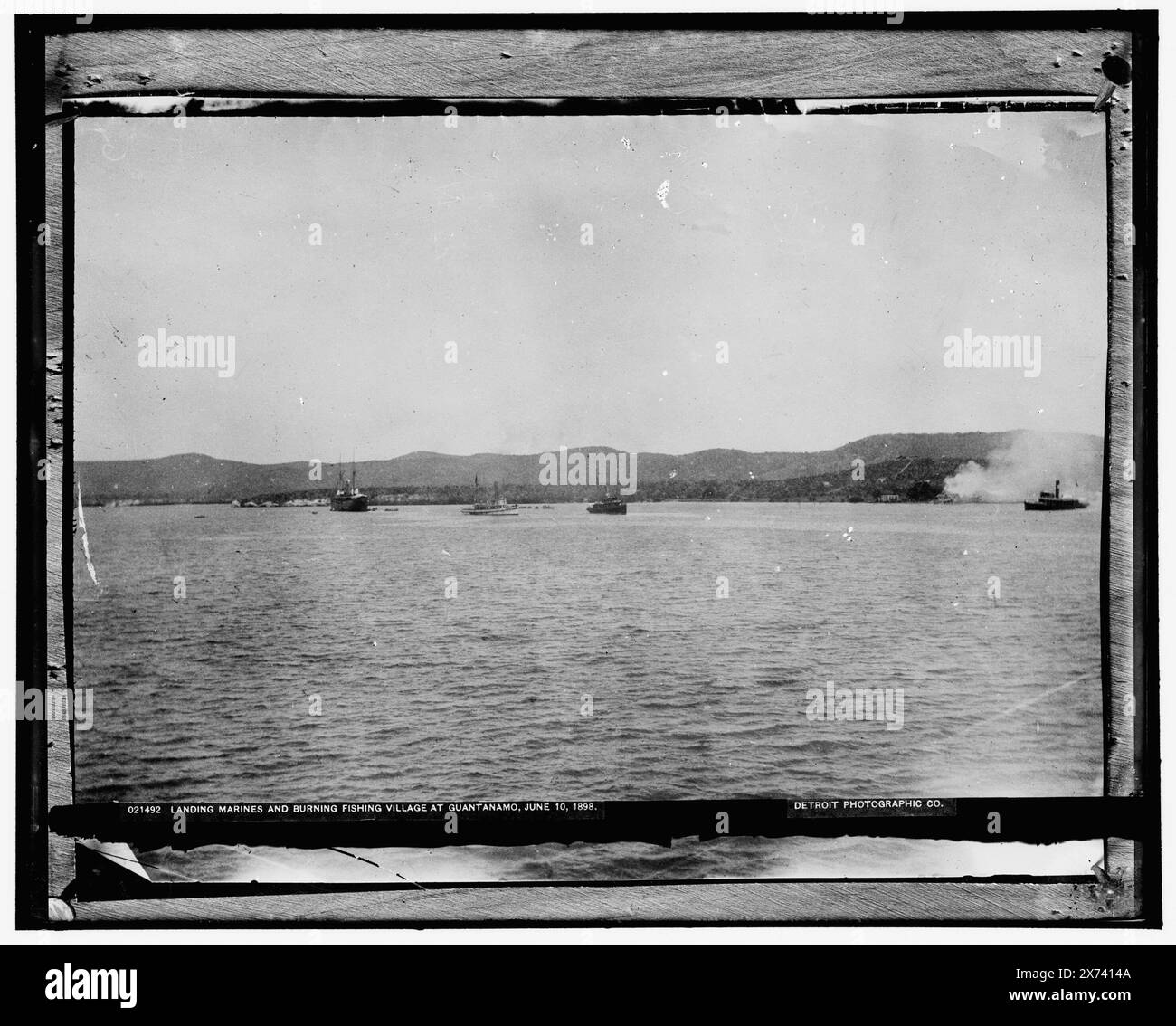 Landungsmarines und brennendes Fischerdorf in Guantanamo, 10. Juni 1898, Attribution basiert auf negativ D4-21499., Detroit Publishing Co.-Nr. 021492., Geschenk; State Historical Society of Colorado; 1949, United States., Marine Corps. , Militärlager. , Einschübe. , Spanisch-amerikanischer Krieg, 1898, Kampagnen und Schlachten. Kuba, Guantanamo Bay. Stockfoto