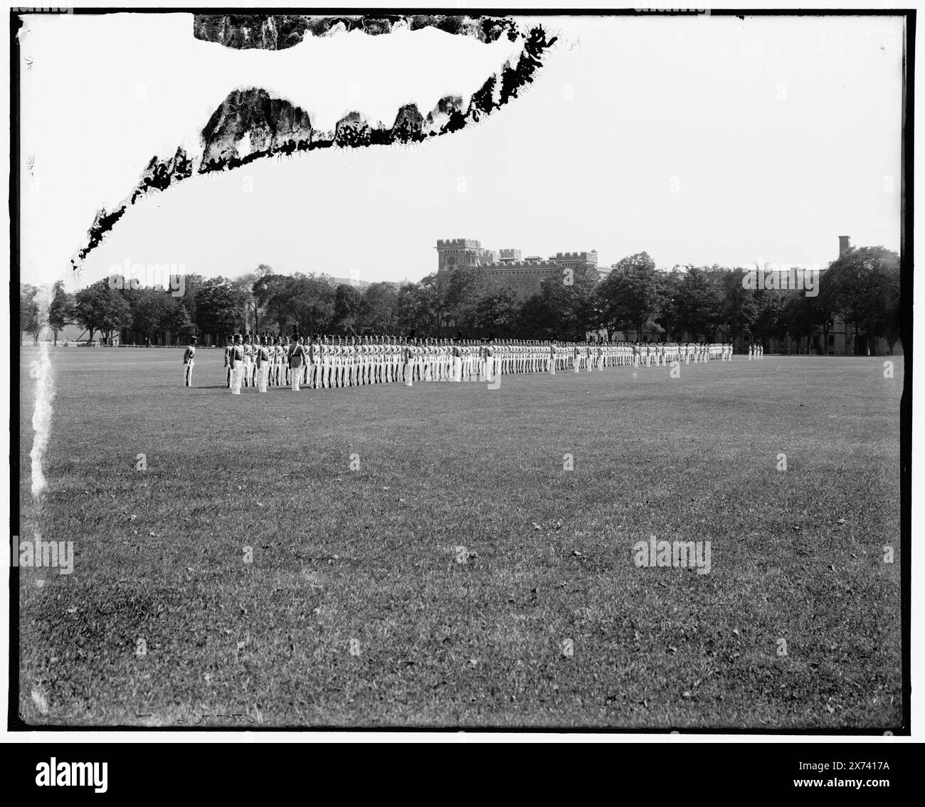 Volle Kleiderparade, West Point, New York, Titel aus Jacke, Detroit Publishing Co.-Nr. 500706., Geschenk; State Historical Society of Colorado; 1949, United States Military Academy. , Studenten. , Militärausbildung. , Universitäten und Hochschulen. , Militärparaden und Zeremonien. , Usa, New York (Bundesstaat), West Point. Stockfoto