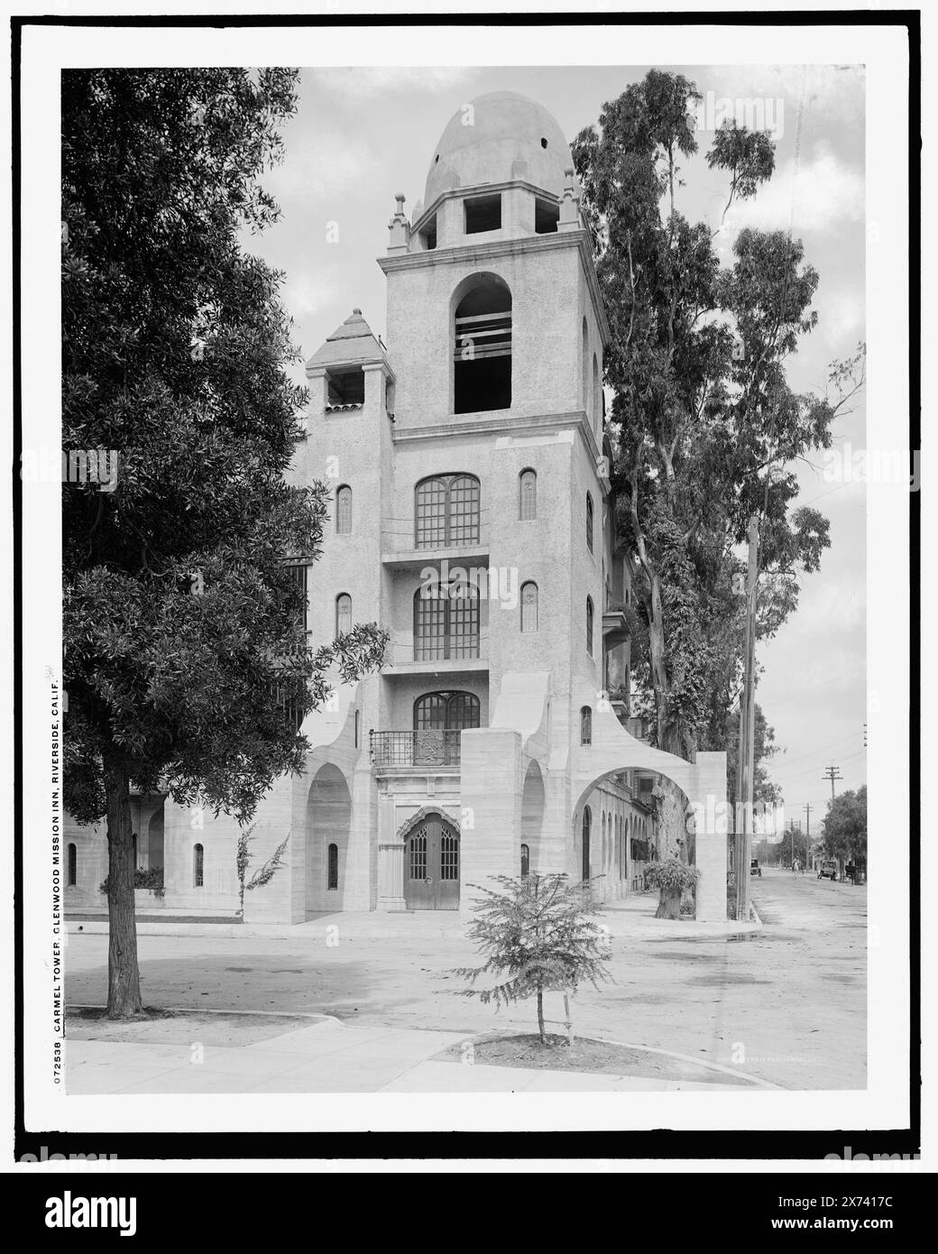 Carmel Tower, Glenwood Mission Inn, Riverside, Kalifornien, '4871' auf negativ. Detroit Publishing Co.-Nr. 072538., Geschenk; State Historical Society of Colorado; 1949, Mission Inn (Riverside, Kalifornien), Hotels. , Türme. , Usa, Kalifornien, Riverside. Stockfoto
