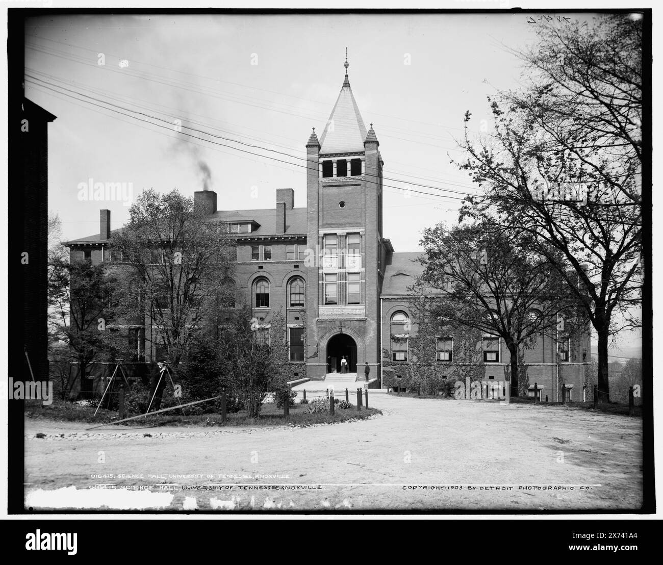 Science Hall, University of Tennessee, Knoxville, '784-G' auf negativ, Detroit Publishing Co.-Nr. 016415., Gift; State Historical Society of Colorado; 1949, University of Tennessee, Knoxville. , Bildungseinrichtungen. , Universitäten und Hochschulen. , Usa, Tennessee, Knoxville. Stockfoto