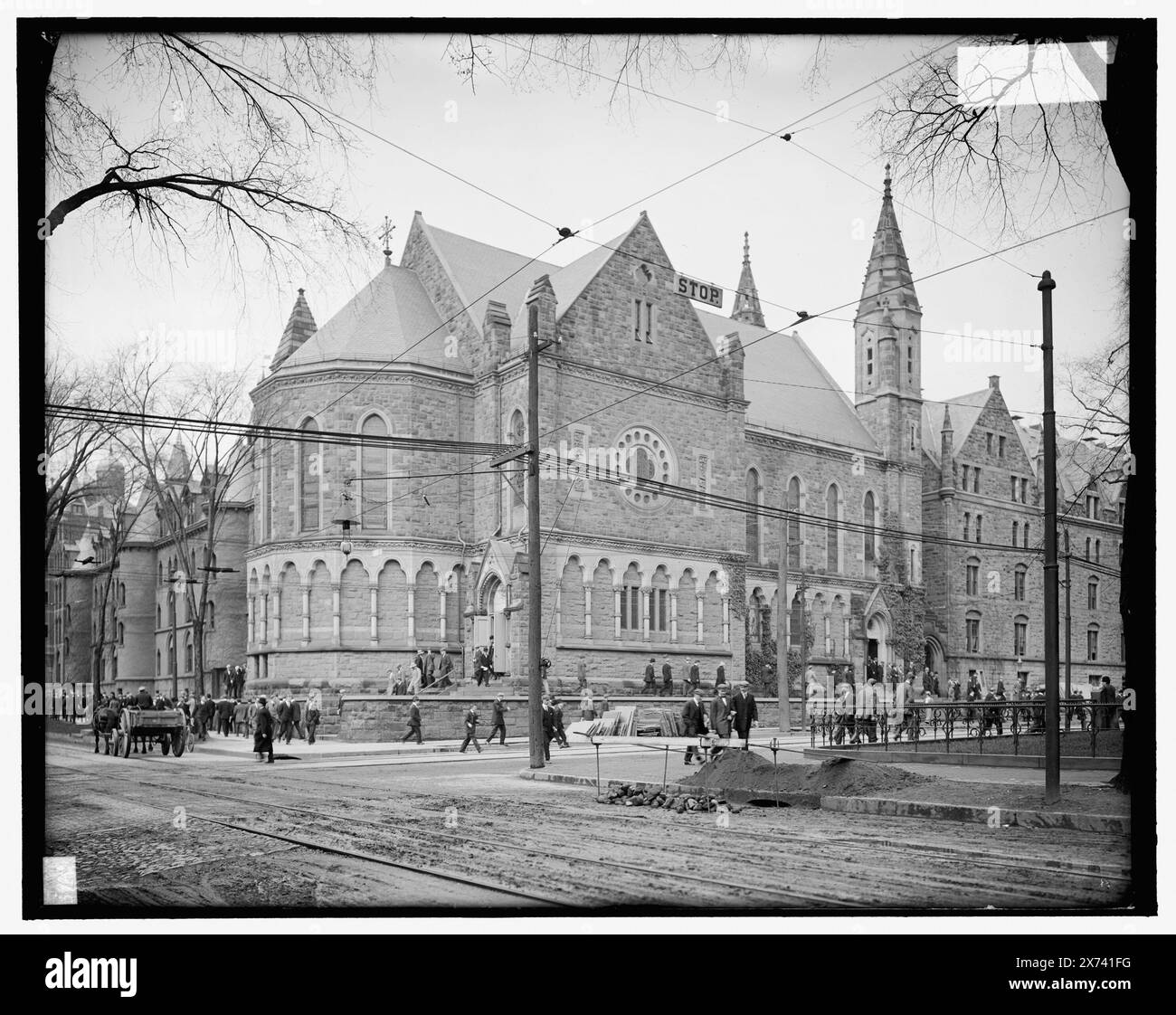 Studenten, die Battell Chapel verlassen, Yale University, New Haven, Konn., Titel aus Jacke. '3921' und 'extra' auf negativ, Detroit Publishing Co.-Nr. 039342., Geschenk; State Historical Society of Colorado; 1949, Yale University. , Kirchen. , Universitäten und Hochschulen. , Usa, Connecticut, New Haven. Stockfoto