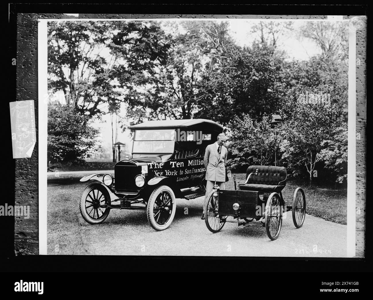 Erster und zehnmillionster Ford, Titel von Jacke., möglicherweise für Ford Motor Company., 'The Ten Million[th Ford], New York nach San Francisco, Lincoln Highway' auf dem linken Auto., Detroit Publishing Co.-Nr. K 2659., Geschenk; State Historical Society of Colorado; 1949, Ford, Henry, 1863-1947. , Automobile. Stockfoto