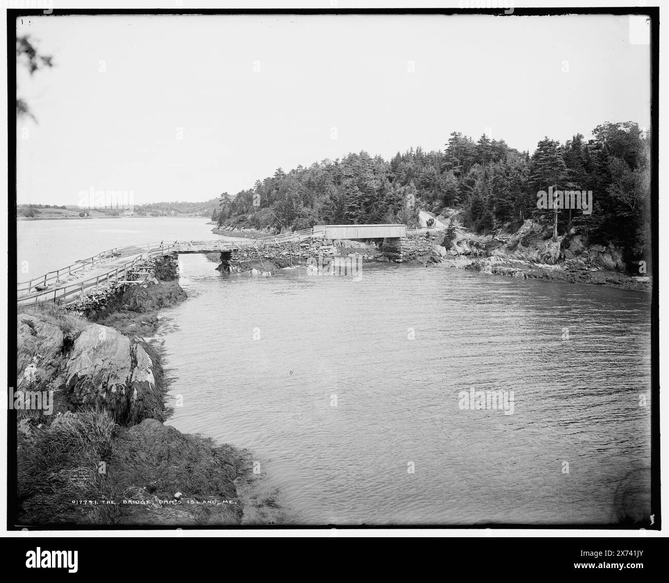 The Bridge, Orr's Island, Me., entsprechende Glastransparenz (mit demselben Serien-Code) verfügbar auf Videobild 1A-30159., '2405' auf negativ., Detroit Publishing Co.-Nr. 017741., Geschenk; State Historical Society of Colorado; 1949, Fußgängerbrücken. , Uferpromenade. , USA, Maine, Orr's Island. Stockfoto