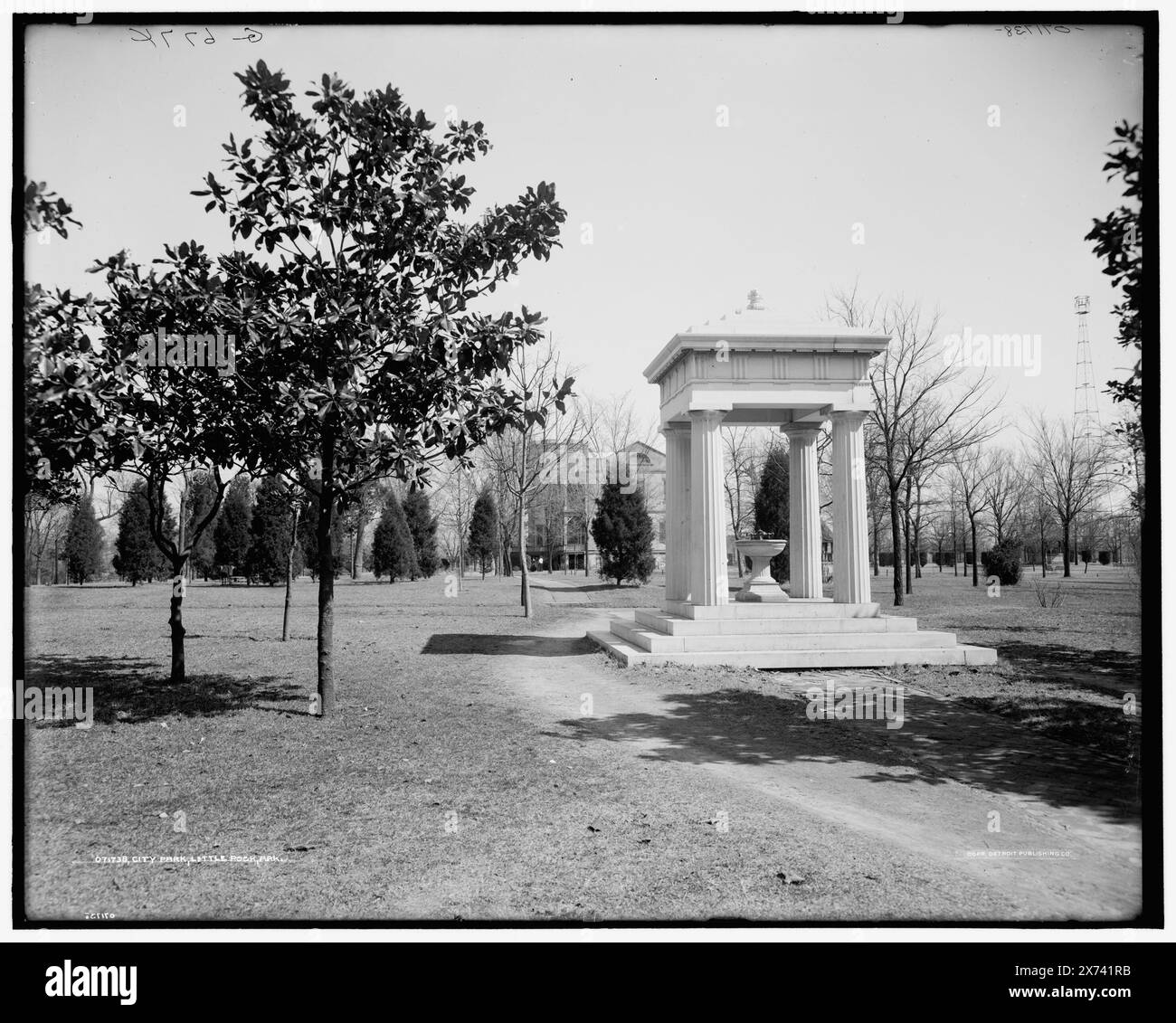 City Park, Little Rock, Ark., "Gilbert knapp" am Gedenkbrunnen, "G 6774" auf negativ. Detroit Publishing Co.-Nr. 071738., Geschenk; State Historical Society of Colorado; 1949, Parks. , Springbrunnen. Usa, Arkansas, Little Rock. Stockfoto