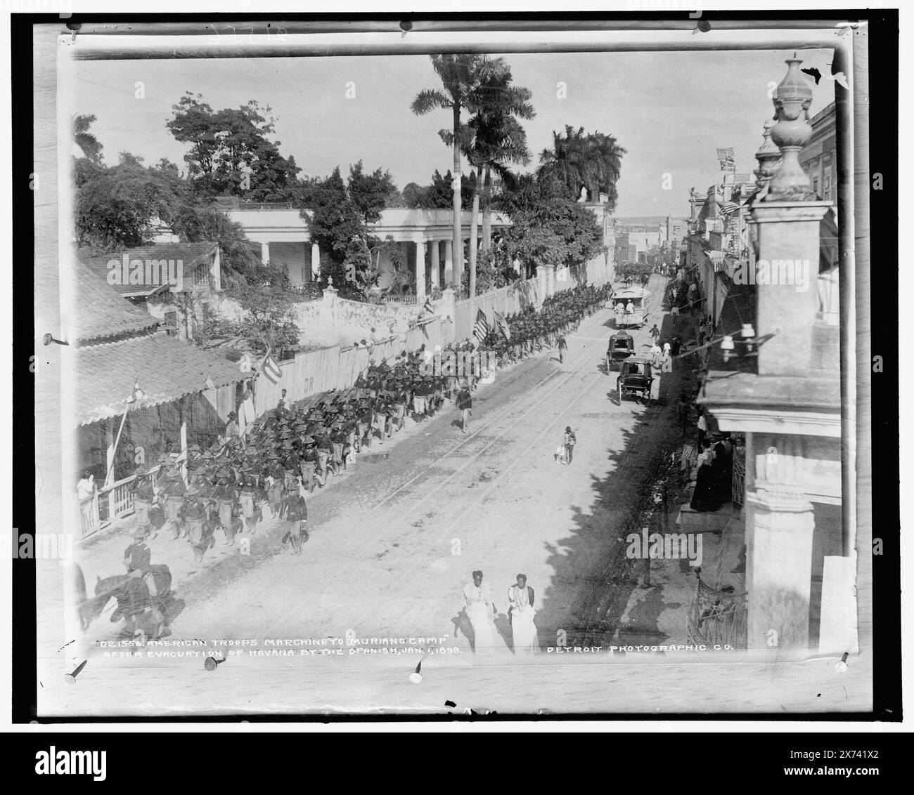 Amerikanische Truppen marschieren nach der Evakuierung Havannas durch die Spanier zum Muriano Camp, 1. Januar 1899, Datum basiert auf Detroit, Catalogue J (1901)., Detroit Publishing Co. No. 021556., Geschenk; State Historical Society of Colorado; 1949, Military Occupations. , Soldaten, Amerikaner. , Militärparaden und Zeremonien. , Spanisch-Amerikanischer Krieg, 1898. Kuba, Havanna. Stockfoto