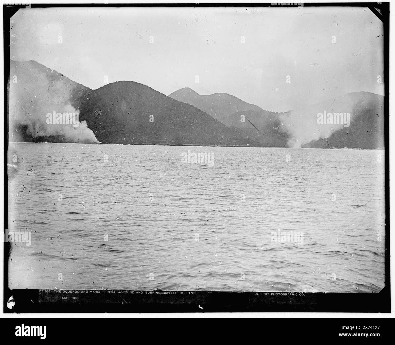 The Oquendo and Maria Teresa, Aground and Burning, Battle of Santiago, 1898, Date based on Detroit, Catalogue J (1901)., '809' on negative., Detroit Publishing Co. No. 021532., Geschenk; State Historical Society of Colorado; 1949, Almirante Oquendo (Kreuzer), Infantin Maria Teresa (Schiff), Kreuzer (Kriegsschiffe), Spanisch. , Santiago, Schlacht von, Santiago de Cuba, Kuba, 1898. Seekriegsführung. , Kuba, Santiago de Cuba. Stockfoto
