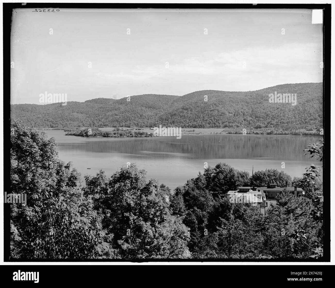 Der See von der oberen Hütte, Rogers' Rock, Lake George, N.Y., Titel von Jacke. '1842' auf negativ. Detroit Publishing Co.-Nr. 033362., Gift; State Historical Society of Colorado; 1949, Lakes & Ponds. , Berge. , Usa, New York (Bundesstaat), George, Lake. , Usa, New York (Bundesstaat), Adirondack Mountains. Stockfoto