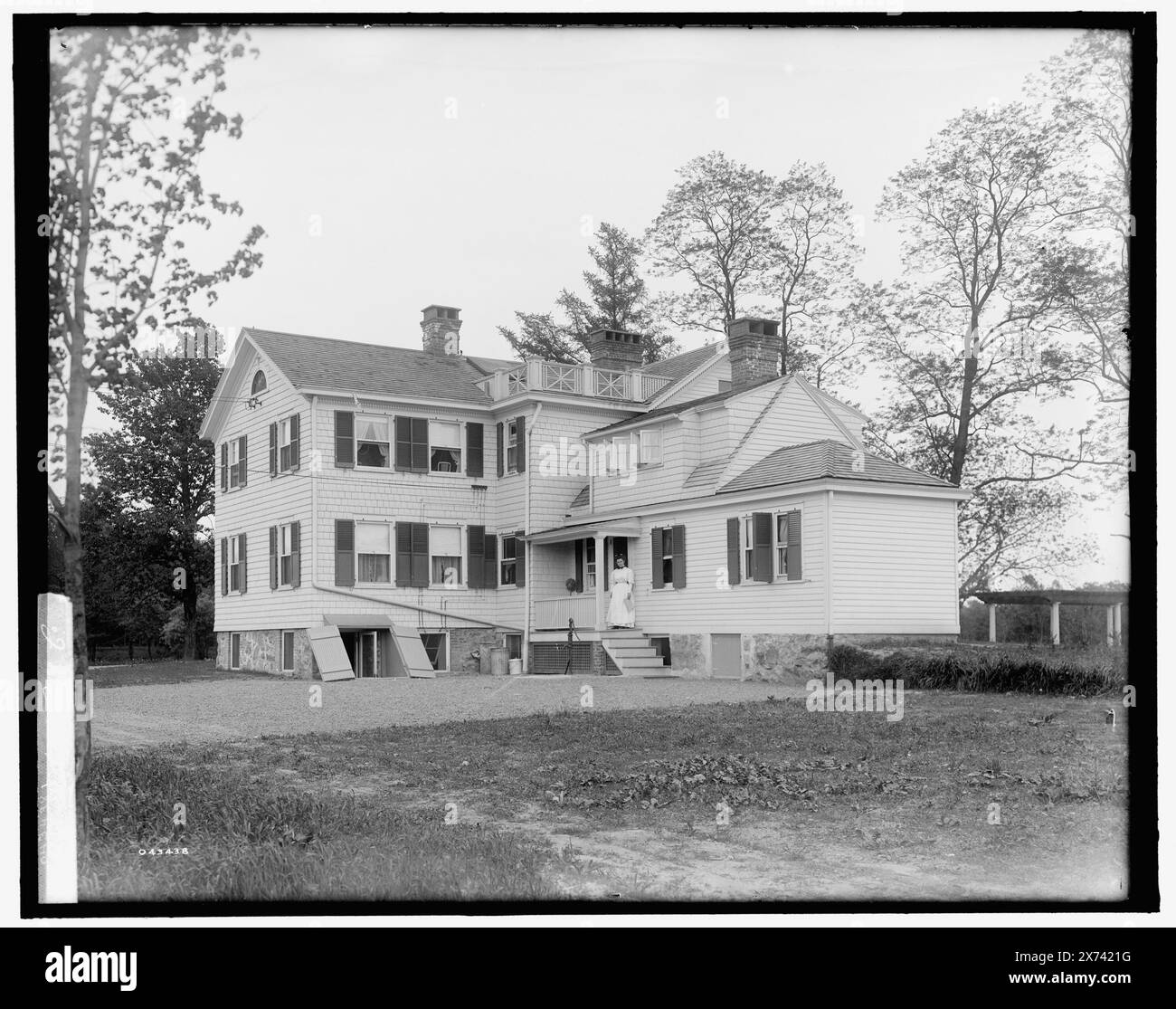 Calloway Residence, zurück, Veranda mit Frau, Mamaroneck, N.Y., Titel aus Jacke., '5130' auf Negativlabel. Detroit Publishing Co.-Nr. 043438., Geschenk; State Historical Society of Colorado; 1949, Dwellings. , Usa, New York (Bundesstaat), Mamaroneck. Stockfoto