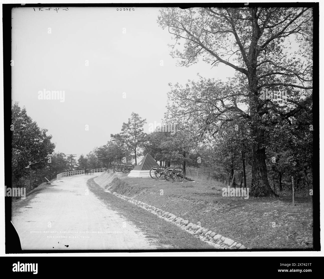 National Boulevard and Cannonball Monument, Missionary Ridge, Tenn., 'G 4231' auf negativ. Detroit Publishing Co.-Nr. 070000., Geschenk; State Historical Society of Colorado; 1949, Battlefields. Missionary Ridge, Schlacht von, Tenn., 1863. , Straßen. , Denkmäler und Denkmäler. , Usa, Tennessee, Missionary Ridge. Stockfoto