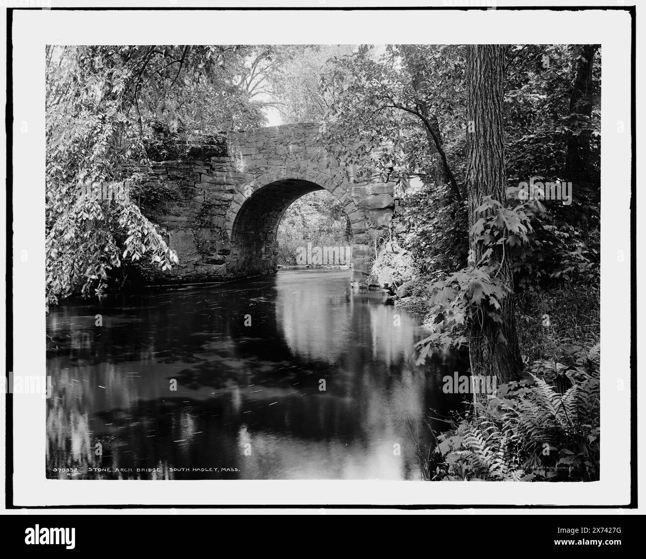 Stone Arch Bridge, South Hadley, Mass., entsprechende Glastransparenz (mit demselben Seriencode) verfügbar auf Videobildschirm 1A-30917., '4078' auf negativ., Detroit Publishing Co.-Nr. 070352., Geschenk; State Historical Society of Colorado; 1949, Rivers. , Brücken. , Usa, Massachusetts, South Hadley. Stockfoto