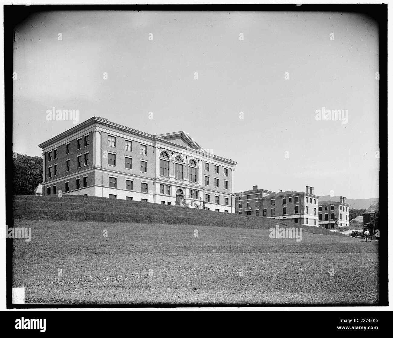 North Adams, Mass., Normal School, Südfront, Titel aus Jacke. '4210' auf negativ. Detroit Publishing Co.-Nr. 034884., Geschenk; State Historical Society of Colorado; 1949, State Normal School (North Adams, Mass.), Teachers' Colleges. , Usa, Massachusetts, North Adams. Stockfoto