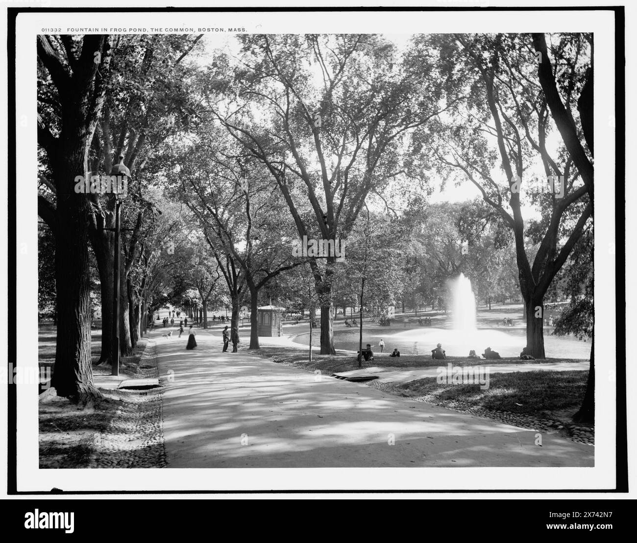 Fountain in Frog Pond, The Common, Boston, Mass., Date based on Detroit, Catalogue F (1899)., Detroit Publishing Co.-Nr. 011332., Geschenk; State Historical Society of Colorado; 1949, Fountains. , Seen und Teiche. , Parks. , Usa, Massachusetts, Boston. Stockfoto