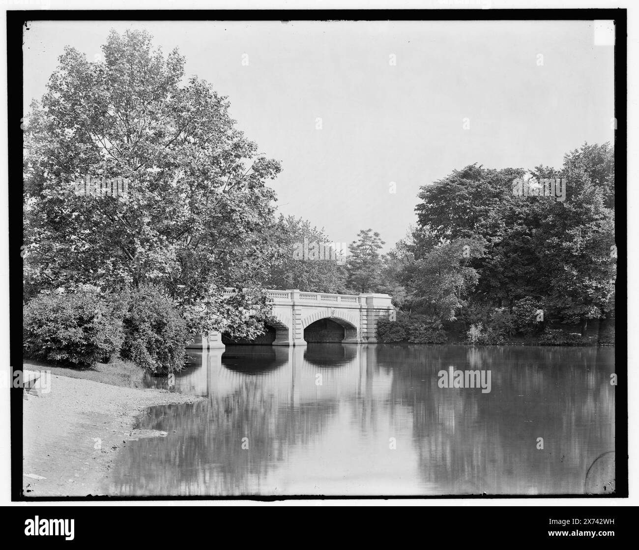 Buffalo, New York, Brücke im Park, Titel von Jackett, möglicherweise Delaware Park. '2569' auf negativ. Detroit Publishing Co.-Nr. 34028; entwickelt von Cataloger., Geschenk; State Historical Society of Colorado; 1949, Bridges. , Parks. , Seen und Teiche. , Usa, New York (Bundesstaat), Buffalo. Stockfoto