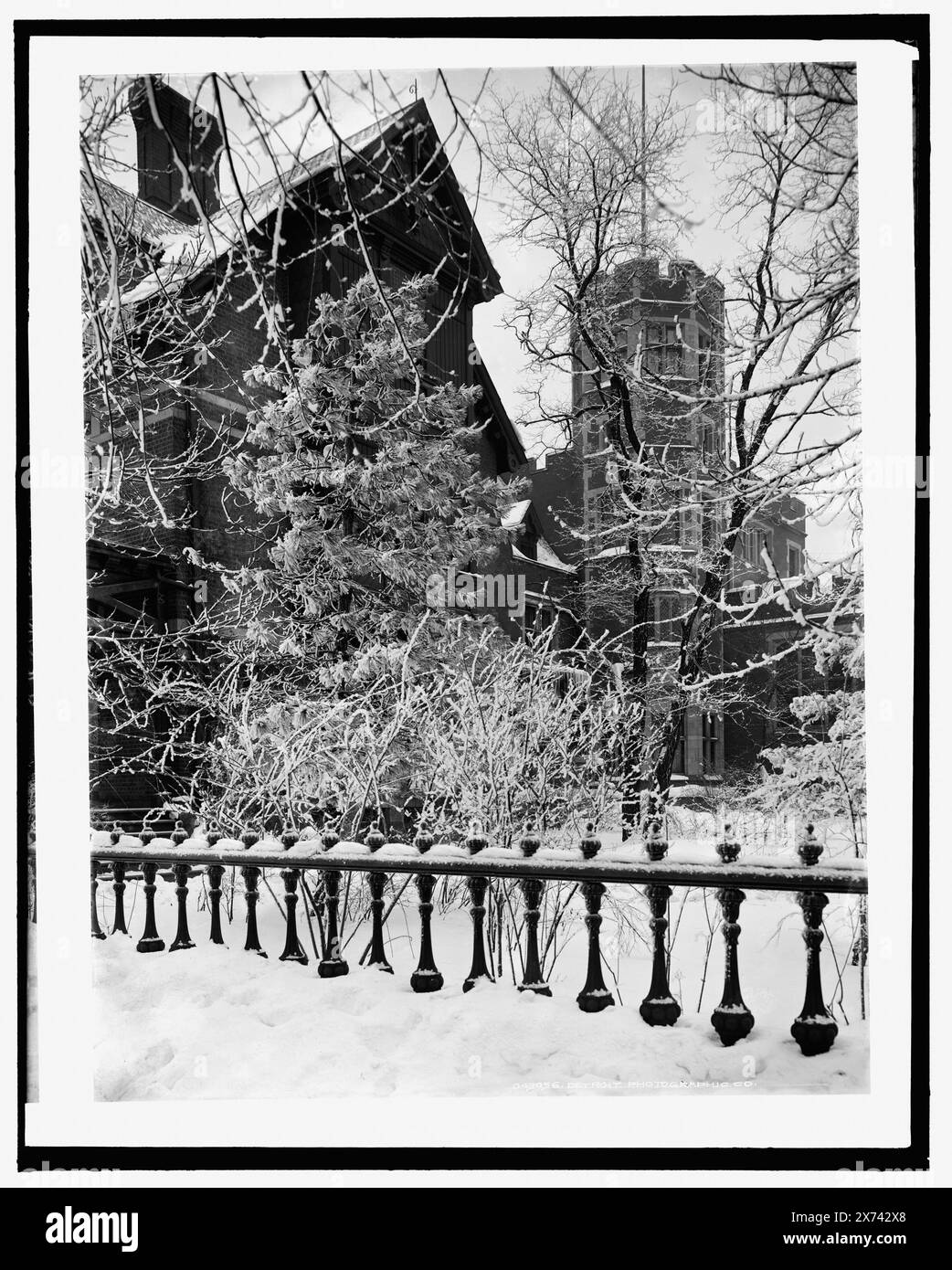 James E. Scripps House in Snow, Detroit, mir., Titel entwickelt von Cataloger., 'G 1576' auf negative., Detroit Publishing Co.-Nr. 043056., Geschenk; State Historical Society of Colorado; 1949, Scripps, James E., (James Edmund), 1835-1906, Häuser und Spucke. , Wohnungen. , Schnee. , Usa, Michigan, Detroit. Stockfoto