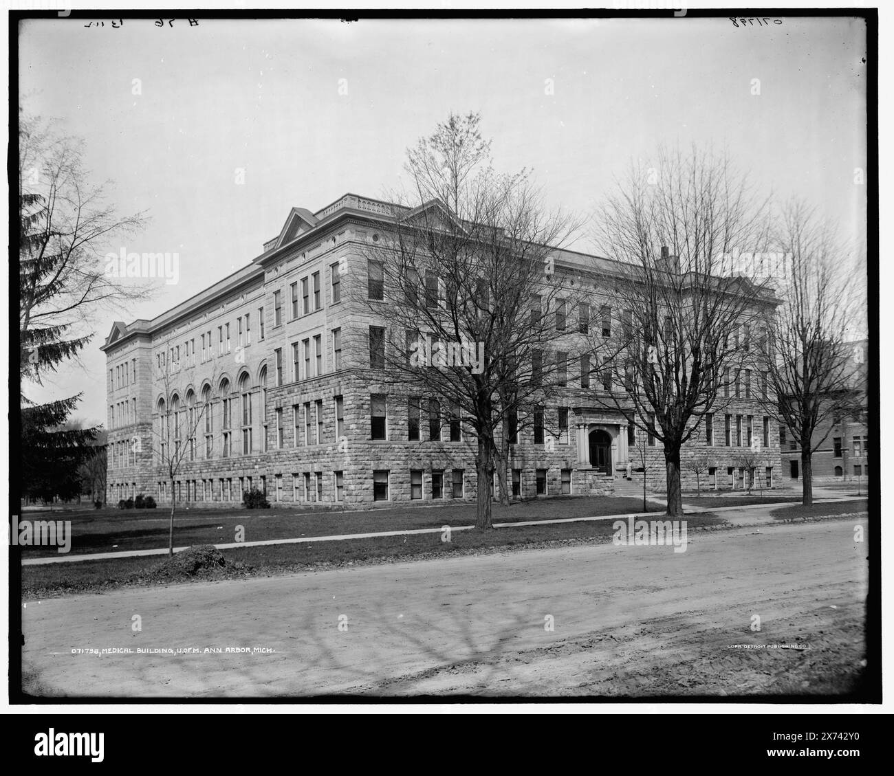 Neues medizinisches Gebäude, U. of M. University of Michigan, Ann Arbor, mir., '# 76 Bur' [Burridge] auf negativ. Detroit Publishing Co.-Nr. 071798., Geschenk; State Historical Society of Colorado; 1949, Universities & Colleges. , Bildungseinrichtungen. , Medizinische Ausbildung. , Usa, Michigan, Ann Arbor. Stockfoto