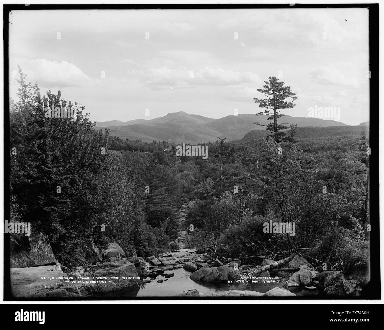 Jackson Falls in Richtung Moat Mountain, White Mountains, Detroit Publishing Co. No 011798., Geschenk; State Historical Society of Colorado; 1949, Waterfalls. , Berge. , Usa, New Hampshire, White Mountains. Stockfoto