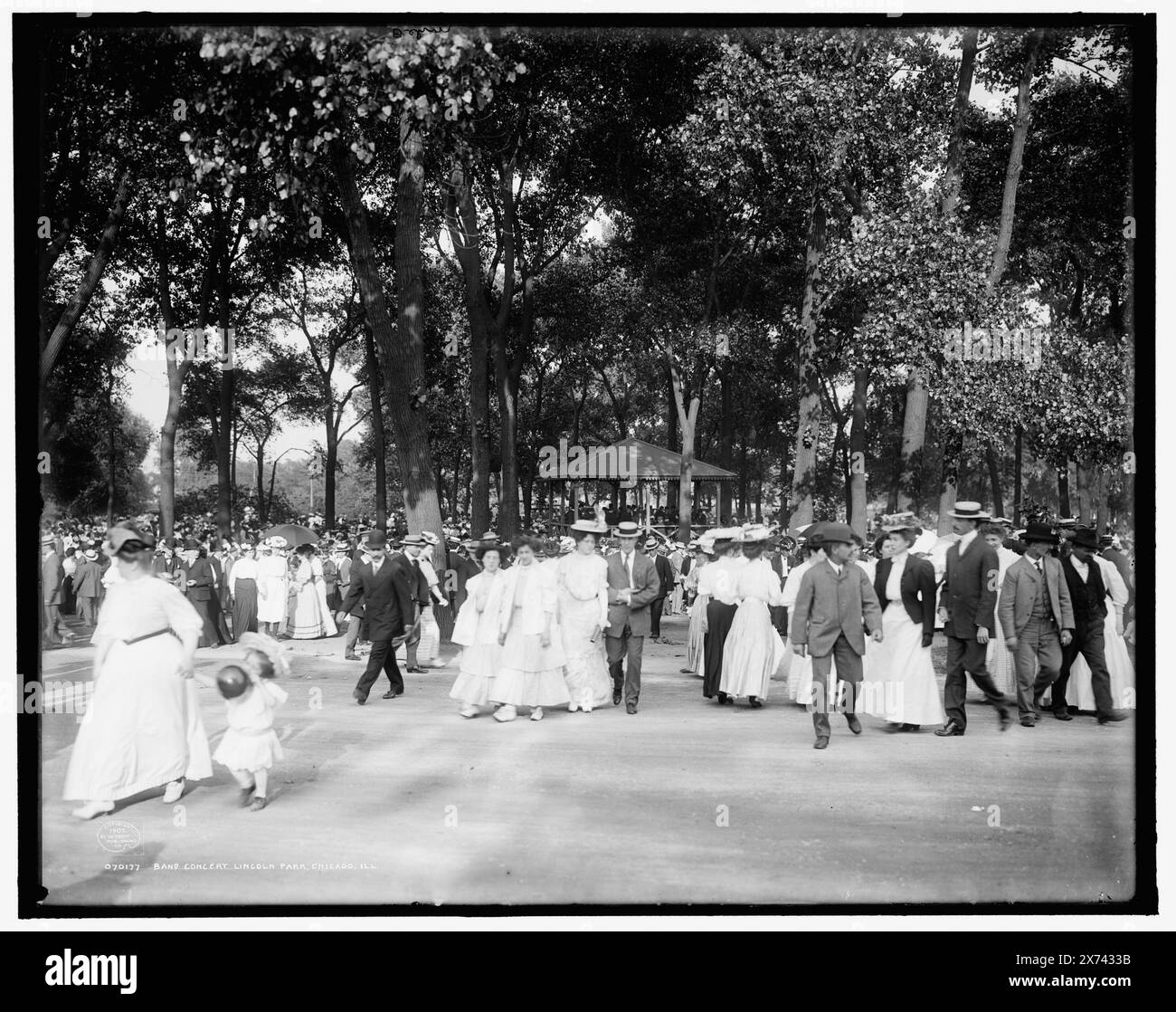 Band Concert, Lincoln Park, Chicago, Illinois, entsprechende Glastransparenz (mit demselben Seriencode) verfügbar auf Videobild 1A-30900., 'Behm' auf negativ., Detroit Publishing Co.-Nr. 070177., Geschenk; State Historical Society of Colorado; 1949, Parks. , Menschenmassen. , Konzerte. , Usa, Illinois, Chicago. Stockfoto