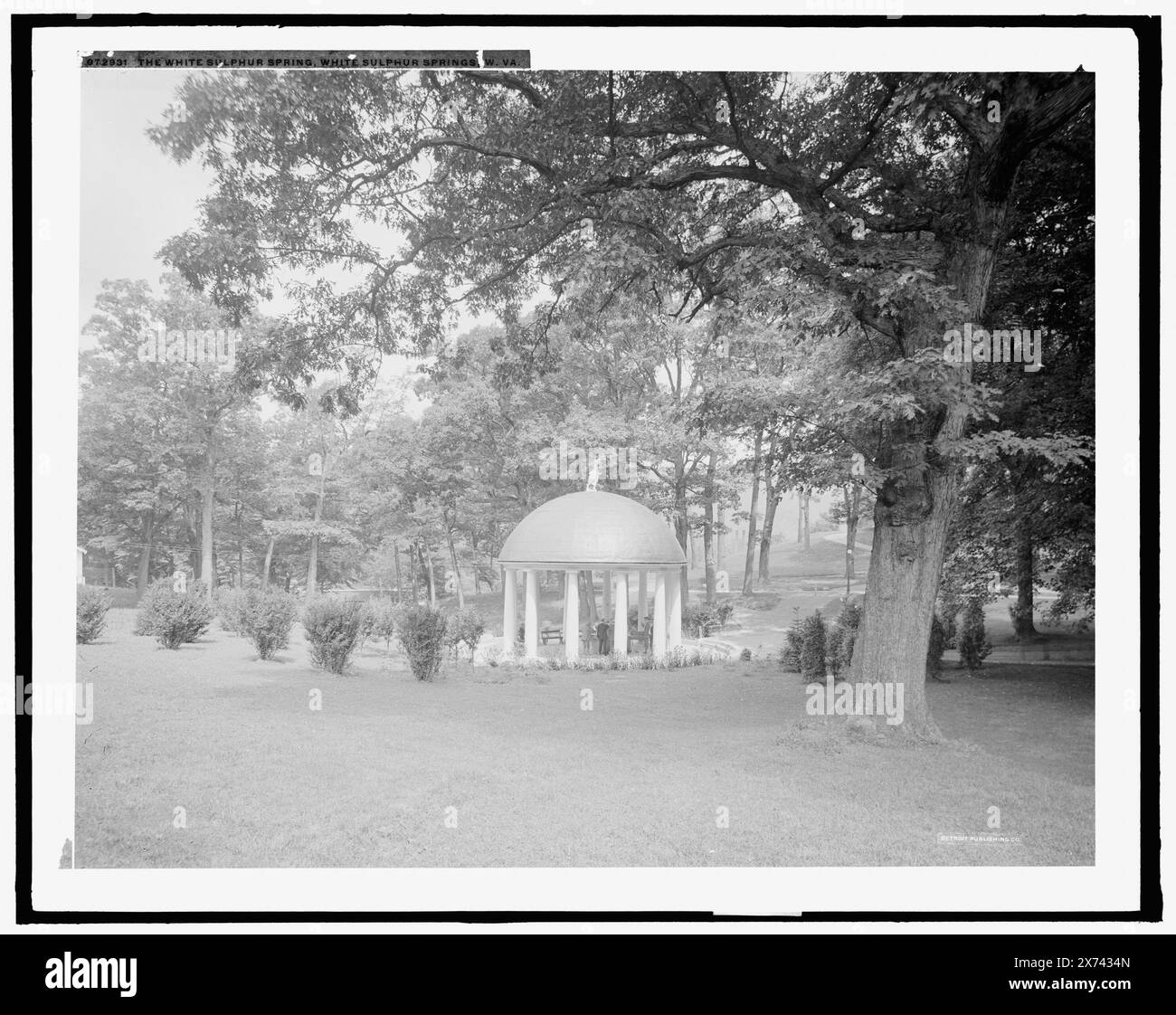 The White Sulphur Spring, White Sulphur Springs, W. V., '30' auf negative., Detroit Publishing Co.-Nr. 072931., Geschenk; State Historical Society of Colorado; 1949, Springs. , Landschaftspavillons. , Kurorte. , Usa, West Virginia, White Sulphur Springs. Stockfoto