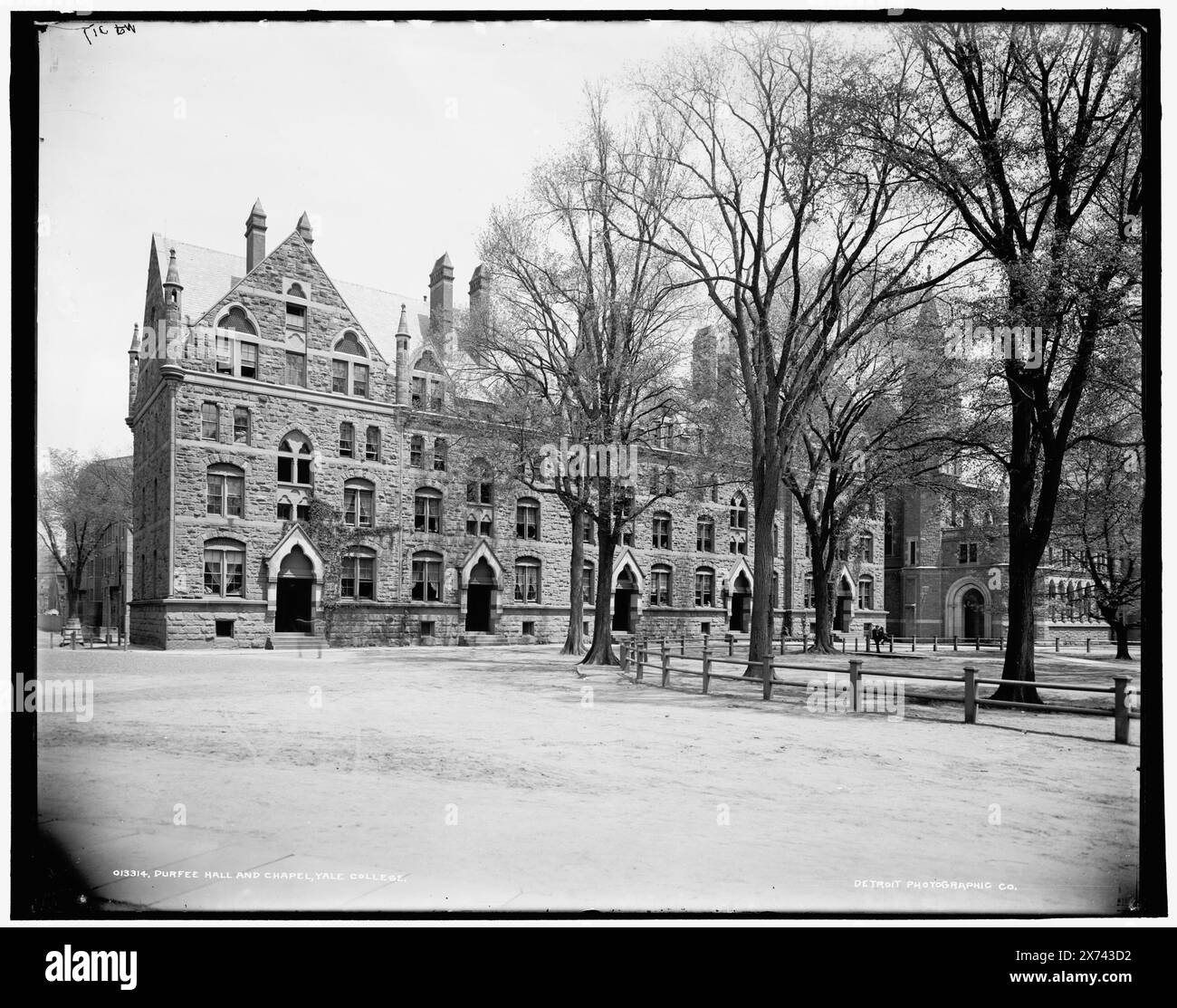 Durfee Hall and Chapel, Yale College, Date Based on Detroit, Catalogue J Supplement (1901-1906)., 'WHJ 317' on negative., Detroit Publishing Co.-Nr. 013314., Geschenk; State Historical Society of Colorado; 1949, Universities & Colleges. , Bildungseinrichtungen. , Usa, Connecticut, New Haven. Stockfoto