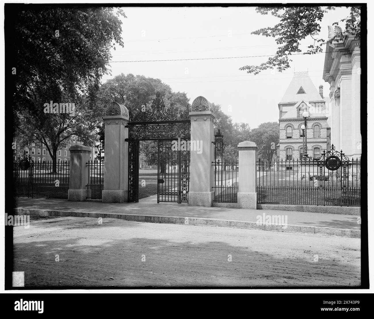 John Nicholas Brown Gate, Brown University, Providence, R.I., Title and date from Detroit, Catalogue P (1906)., '3226 B' on negative., Detroit Publishing Co.-Nr. 019694., Geschenk; State Historical Society of Colorado; 1949, Universities & Colleges. , Gates. Usa, Rhode Island, Providence. Stockfoto