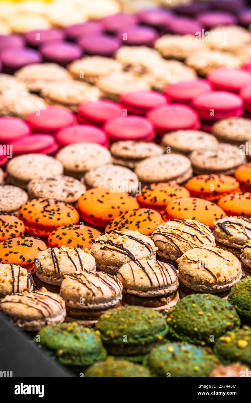 Bunte Macarons in der Theke einer Bäckerei, Konditorei, vertikal Stockfoto