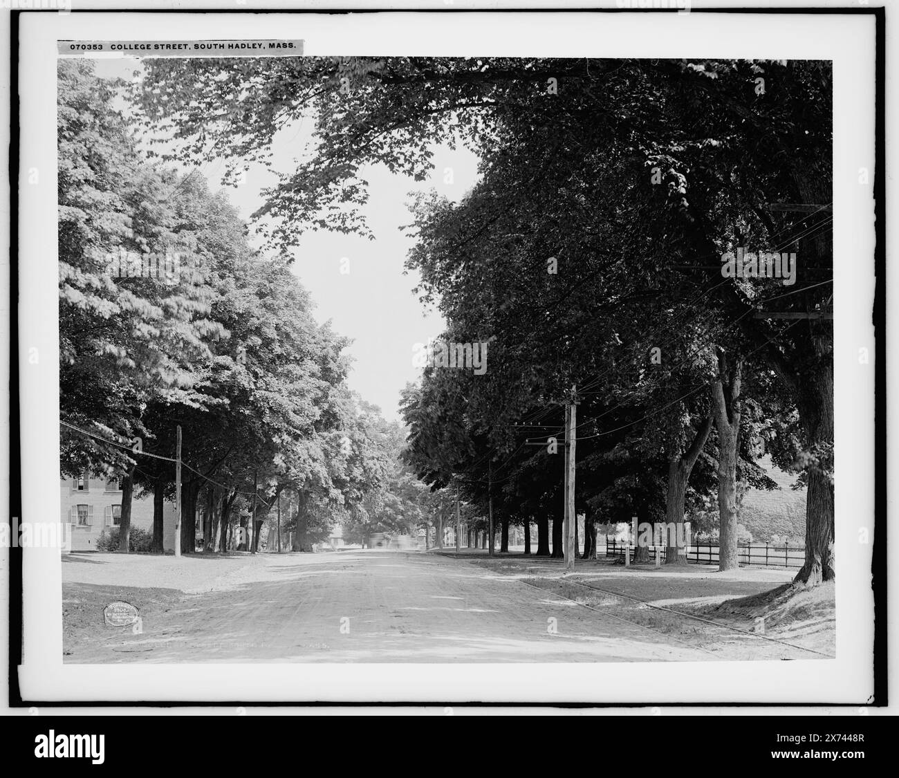 College Street, South Hadley, Mass., entsprechende Glastransparenz (mit demselben Serien-Code) verfügbar auf Videobildschirm 1A-30918., '4072' auf negativ., Detroit Publishing Co.-Nr. 070353., Geschenk; State Historical Society of Colorado; 1949, Streets. , Usa, Massachusetts, South Hadley. Stockfoto