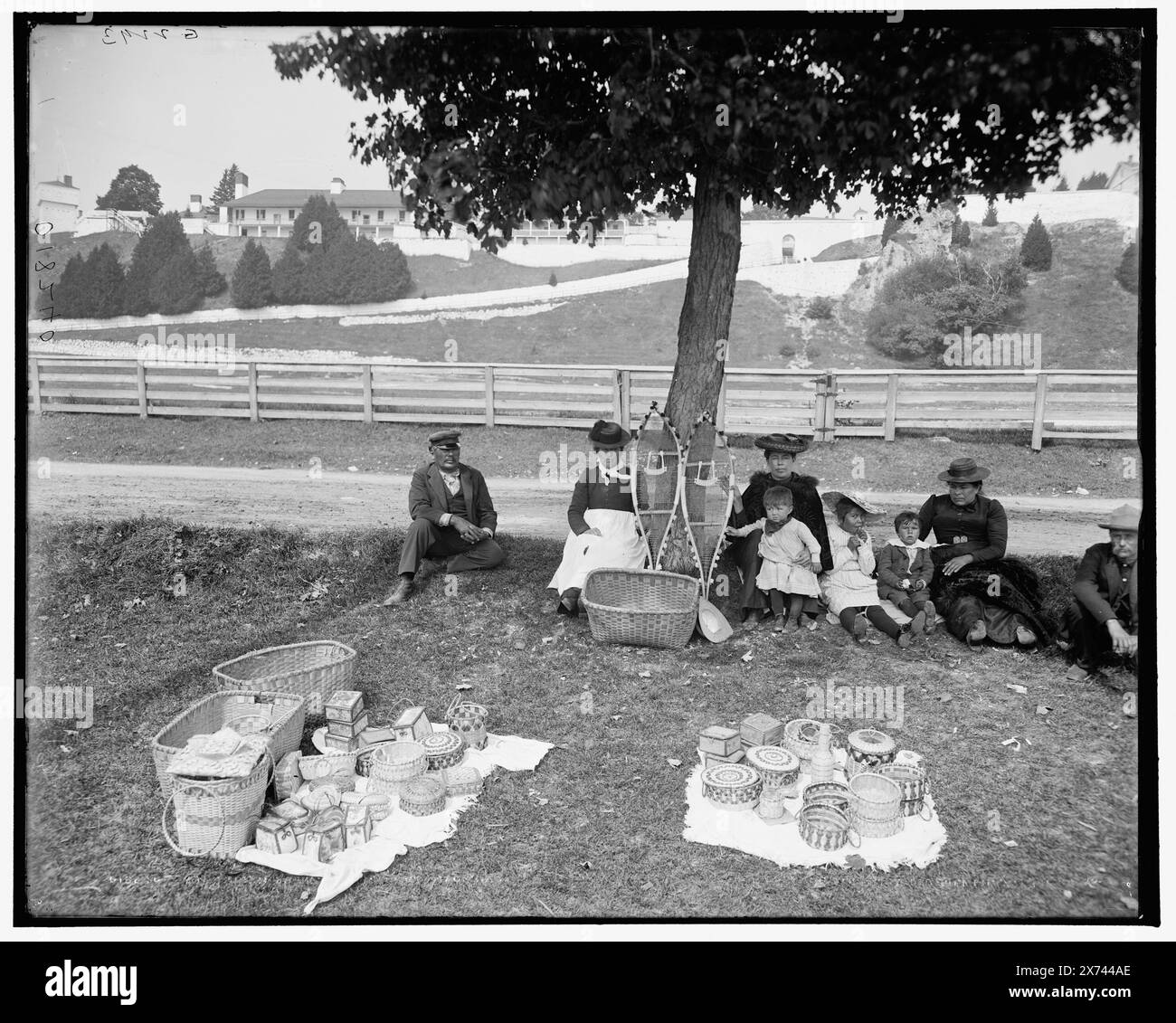 Indian Basket Market, Mackinac, an, 'G 2293' auf negativ. Detroit Publishing Co.-Nr. 018240., Geschenk; State Historical Society of Colorado; 1949, Baskets. , Peddlers. Indianer von Nordamerika. , Märkte. , Usa, Michigan, Mackinac Island. Stockfoto